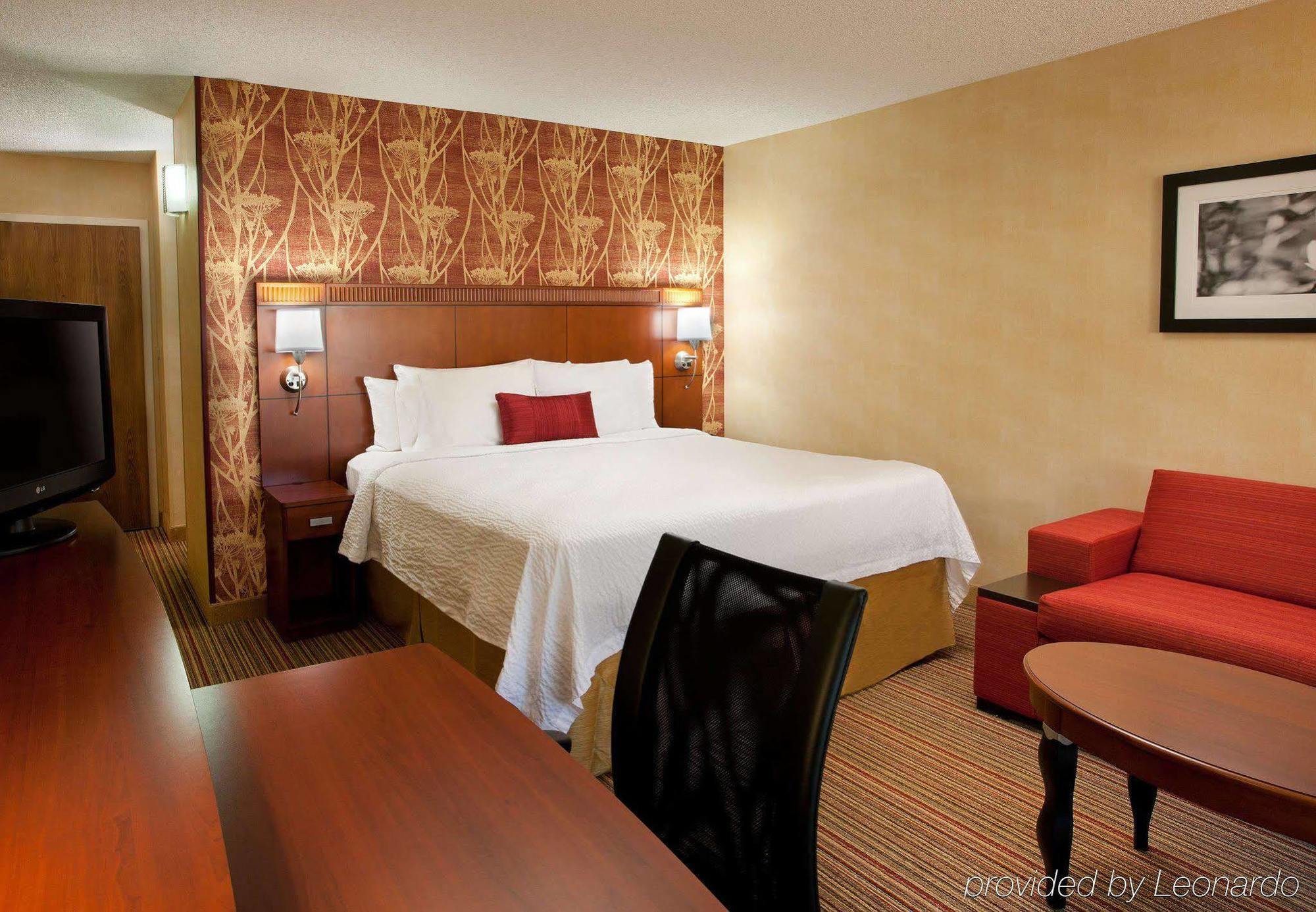 Courtyard Sacramento Airport Natomas Hotel Room photo