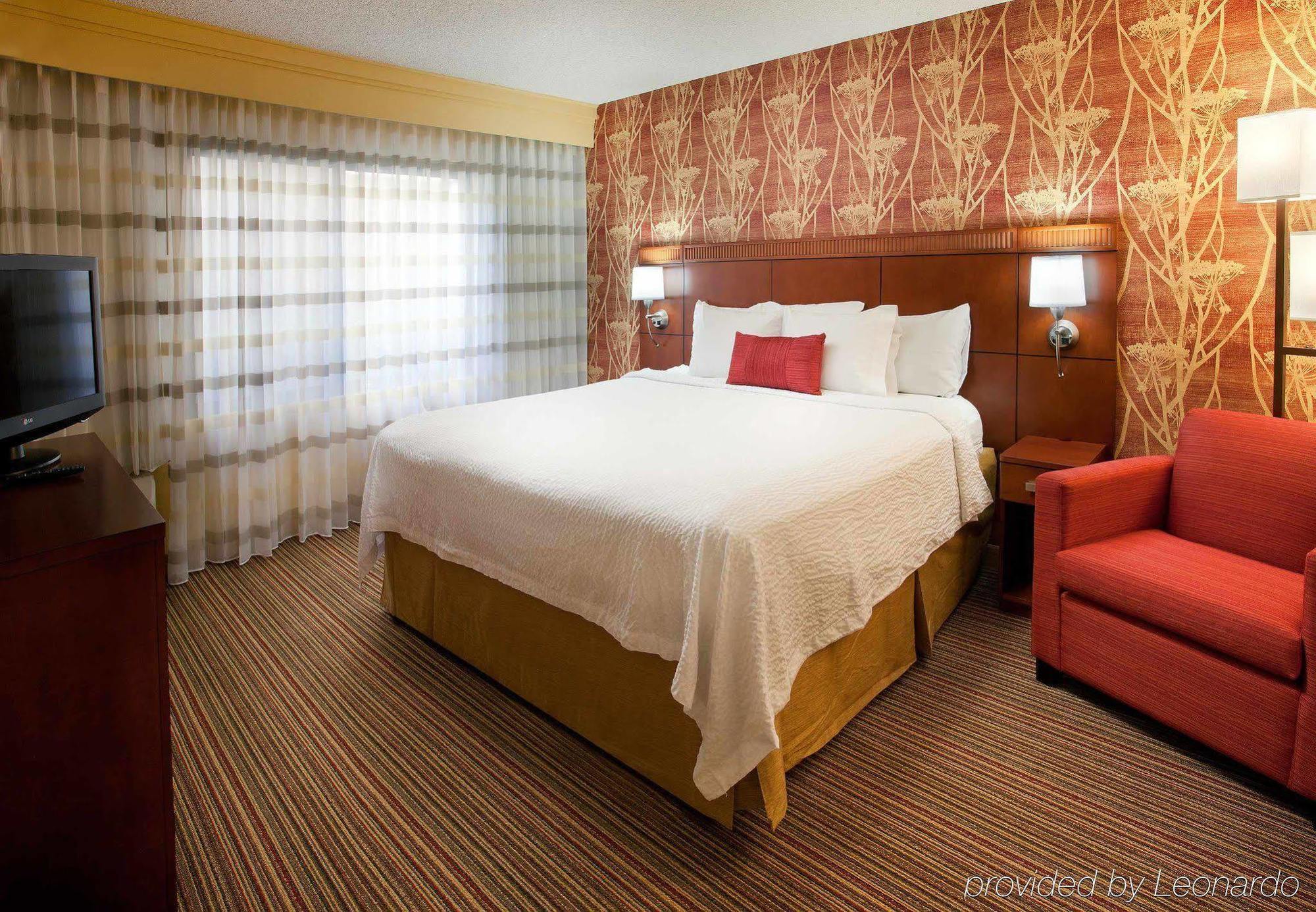 Courtyard Sacramento Airport Natomas Hotel Room photo