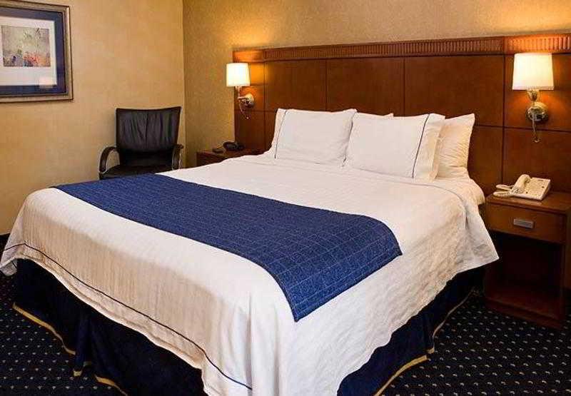 Courtyard Sacramento Airport Natomas Hotel Room photo