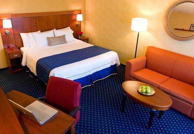 Courtyard Sacramento Airport Natomas Hotel Room photo